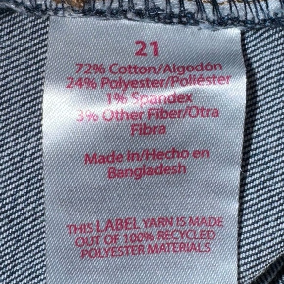 EUC No Boundaries - Juniors 21 - Cut Off Distressed Shorts - Picture 4 of 4